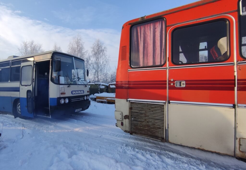 Gali būti troleibusas, traukinys, arktinis regionas ir tekstas „IKARUS IMARUS“ vaizdas